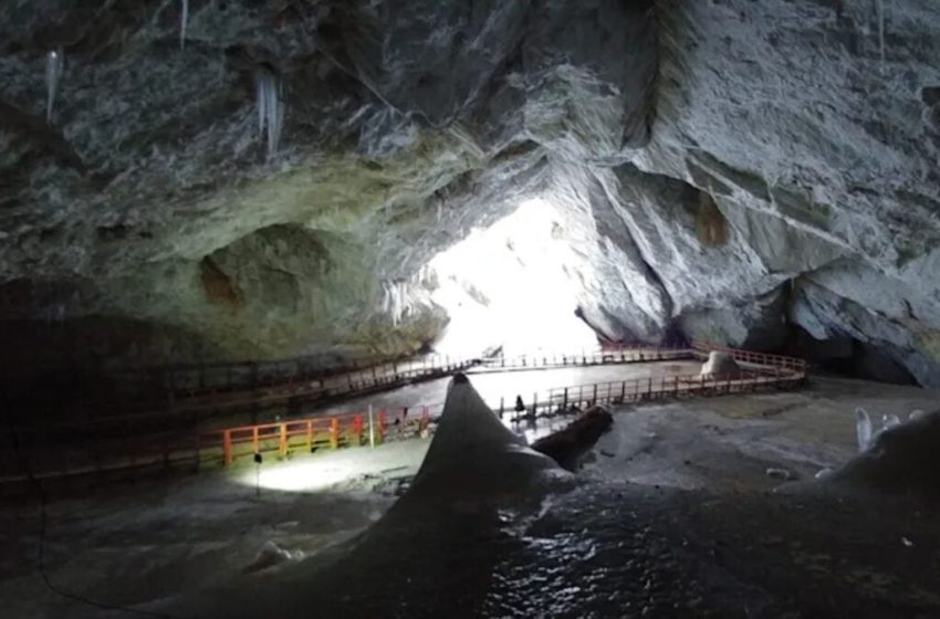  Bacteria Frozen Inside 5,000-Year-Old Ice Cave Is Crazy Resistant to Antibiotics 