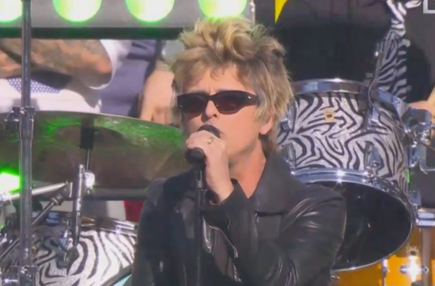  Green Day Rocks Super Bowl Pre-Show With ‘American Idiot’