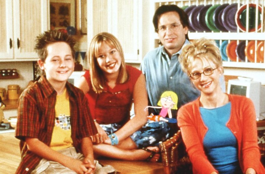  Hilary Duff & ‘Lizzie McGuire’ Cast React To Robert Carradine’s Death