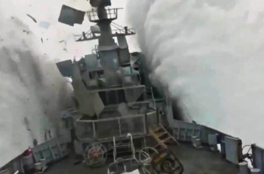  Dutch Navy Warship Shoots Down Attack Drones off the UK Coast