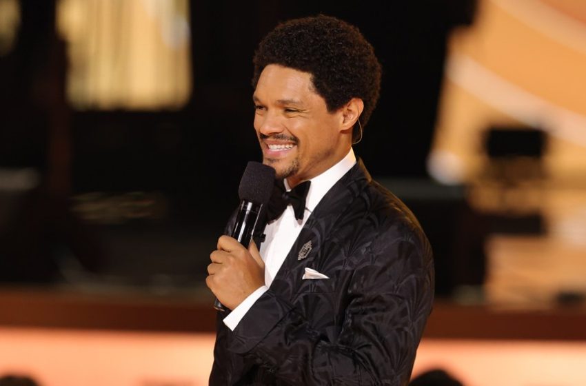  Trevor Noah Roasts Nicki Minaj at Grammys Over Donald Trump