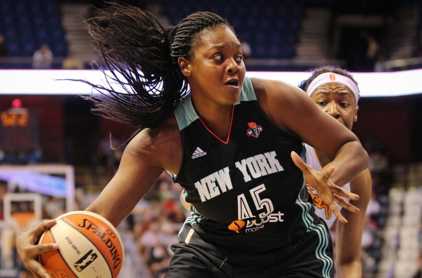 Two-time WNBA champion Kara Braxton, 43, dies in solo car crash near Atlanta