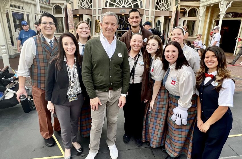  Bob Iger Plans to Step Down as Disney CEO Before Contract Ends, WSJ Reports