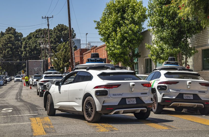  Waymo Under Federal Investigation After Robotaxi Strikes Child Outside Elementary School