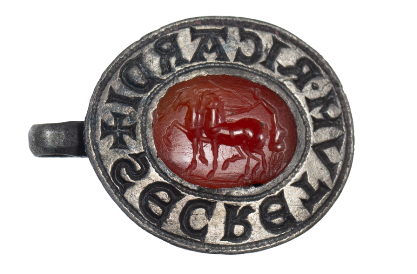  Rare medieval seal discovered in UK is inscribed with ‘Richard’s secret’ and bears a Roman-period gemstone