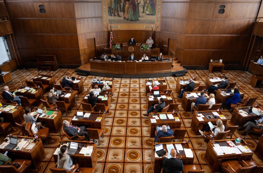  Oregon Republicans boycott floor session, delaying action on transportation tax referendum move