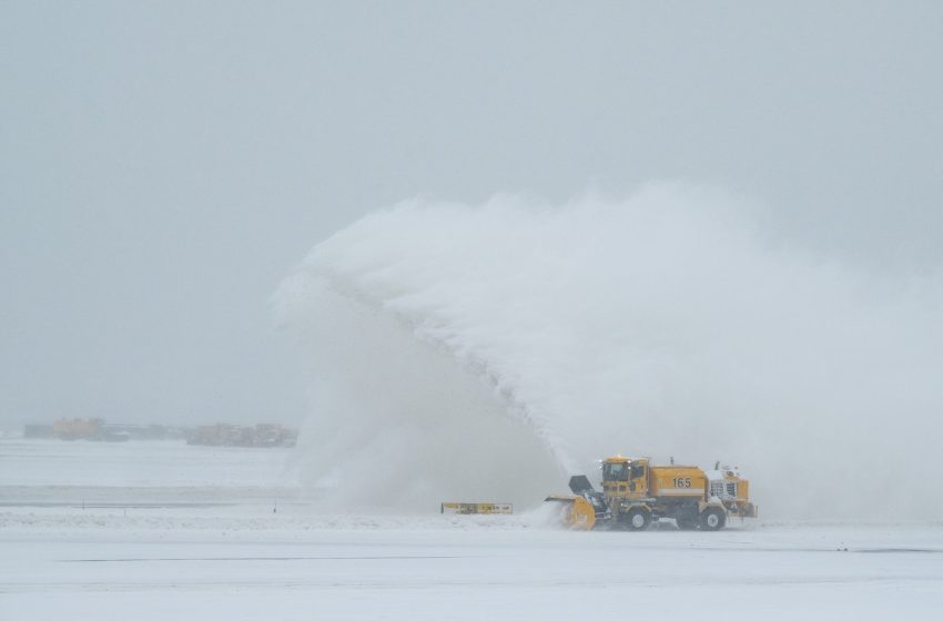  Flight cancellations top 3,700 after Winter Storm Gianna hits East Coast