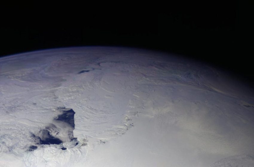  Antarctica’s ‘Gravity Hole’ Has Been Quietly Growing Stronger