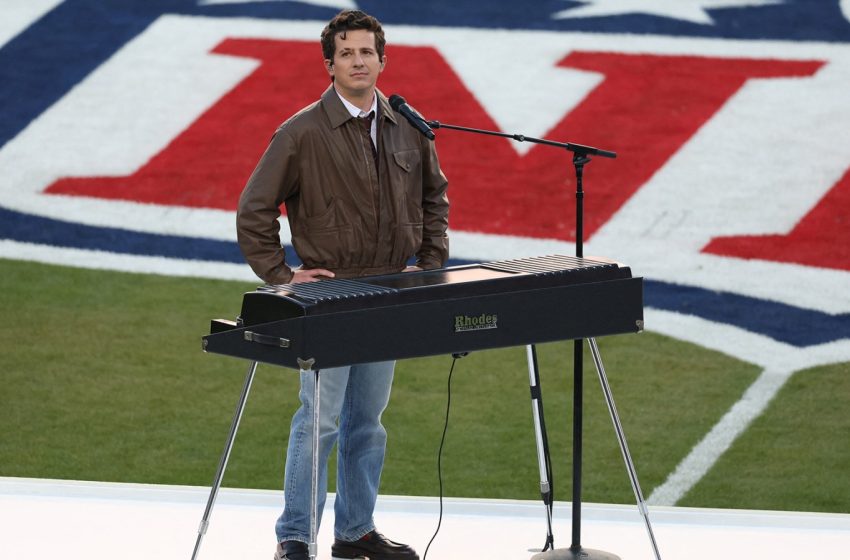  Charlie Puth Performs the National Anthem