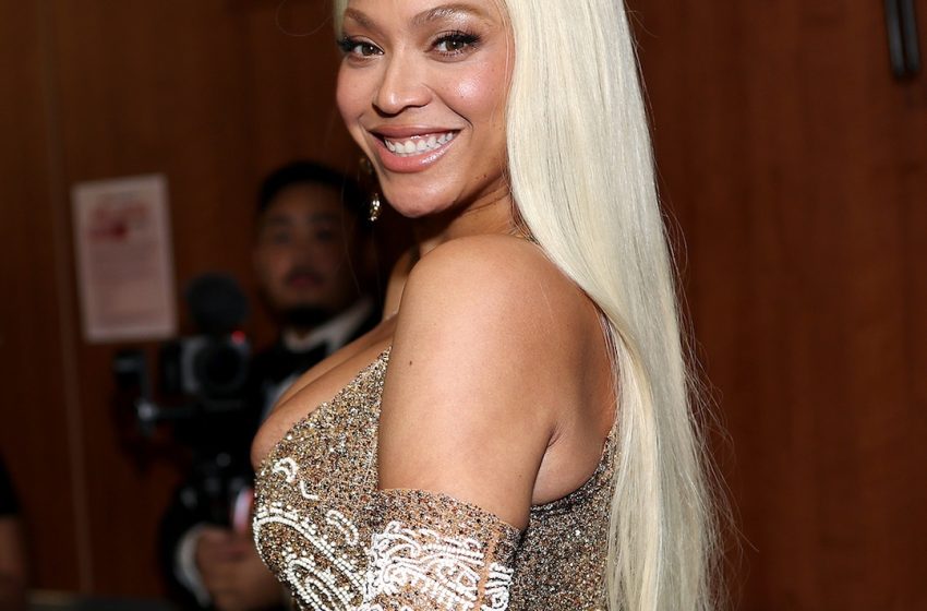  Beyoncé Unveils Blonde Bob Transformation