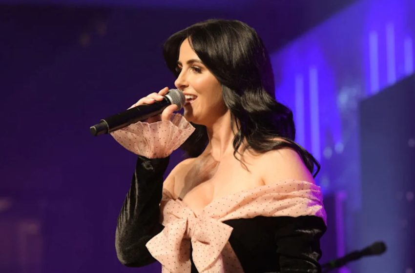  Beloved Country Singer Hospitalized With Life-Threatening Illness, Forced to Cancel Comeback Show: ‘I’m So Sorry’