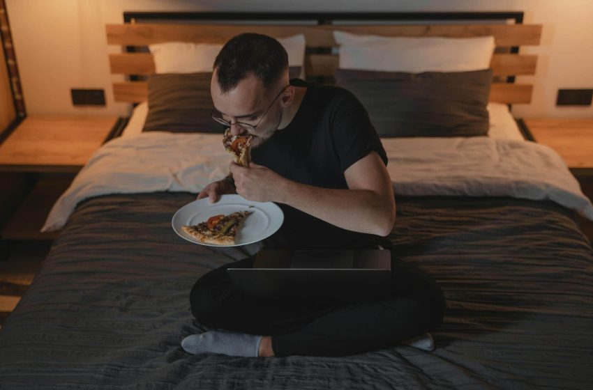 Stopping Your Meals Just Three Hours Before Bed Can Significantly Boost Heart Health