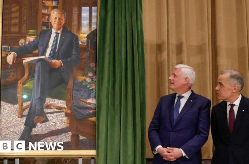  'Canada must preserve its independence', Stephen Harper says at portrait unveiling – BBC