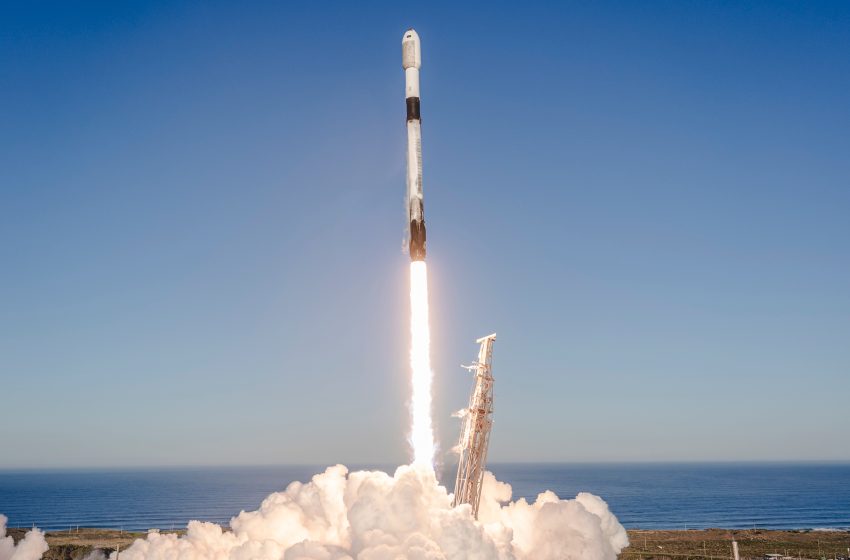  SpaceX pauses Falcon 9 launches after upper stage anomaly