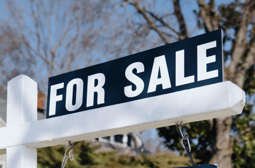  Bipartisan bill aims to block big investors from buying single-family homes