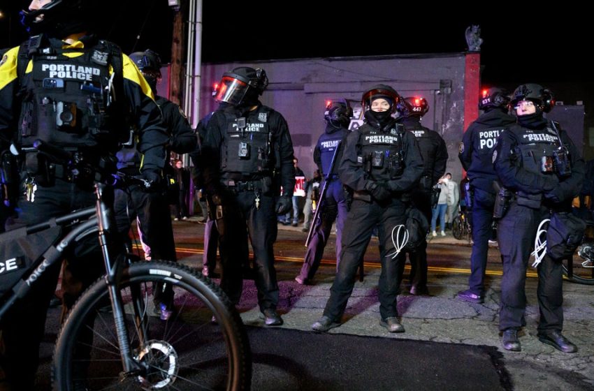 Mayor of Portland, Oregon, demands ICE leave the city after federal agents tear gas protesters