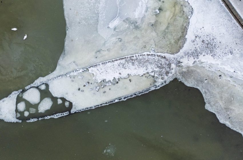  Naval shipwreck emerges in Sweden after being buried underwater for 400 years