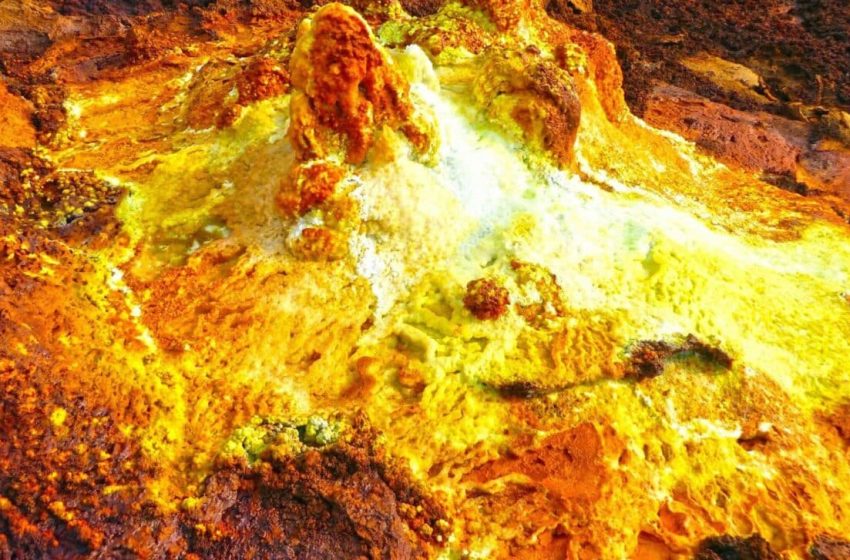  Scientists Create Hydride Gold Under Extreme Planetary Pressure