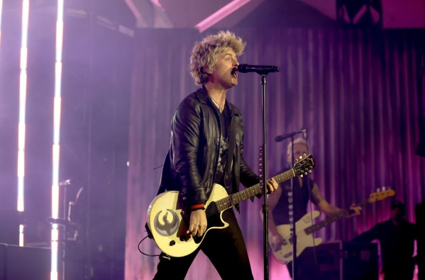  Green Day Tells ICE Agengs to Quit Job at Pre-Super Bowl Concert