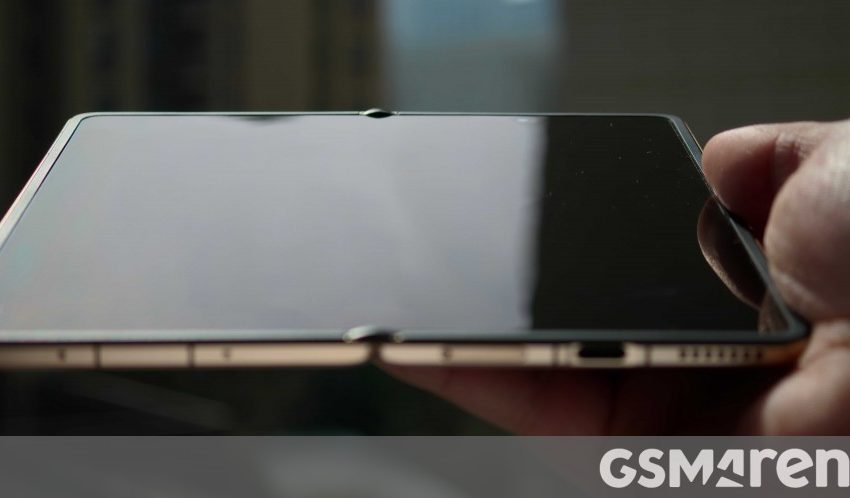  Honor exec showcases Magic V6’s crease-less display