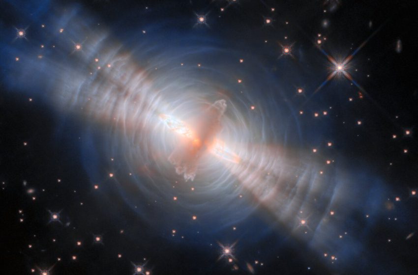  Hubble captures light show around rapidly dying star
