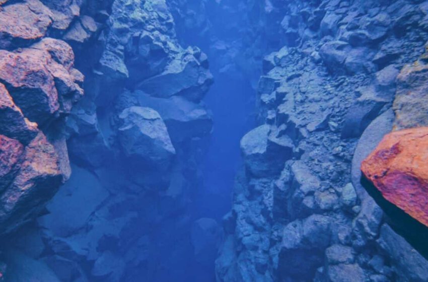  Beneath the Antarctic Ice, Scientists Discover 300 Gigantic Canyons with Major Effects on Climate Circulation