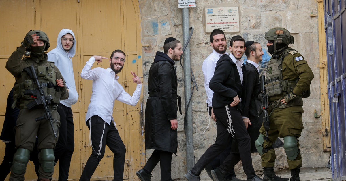 Settlers-Enter-Hebron-Under-Guard