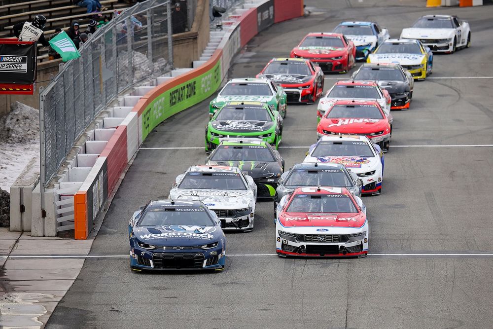 Josh Berry and Michael McDowell lead the field the green flag
