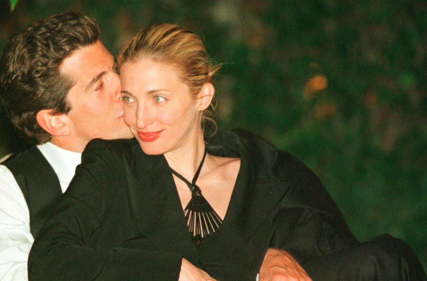  6 Pics Of Carolyn Bessette-Kennedy That Showcase Her Simple Yet Chic Beauty Looks