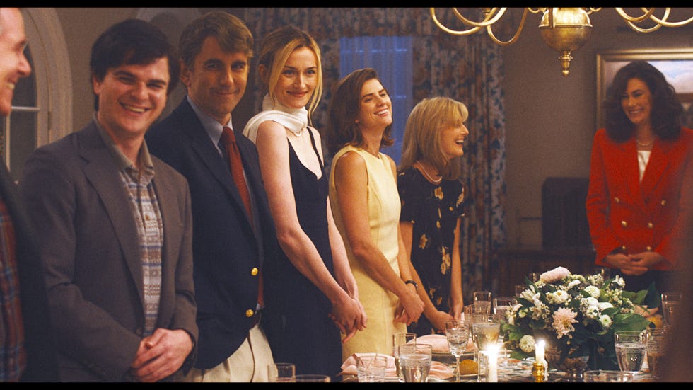 fx's love story: john f. kennedy jr. carolyn bessette "battery park" season 1, episode 5 (airs thurs., february 26) pictured: (center) sarah pidgeon as carolyn bessette. cr: fx