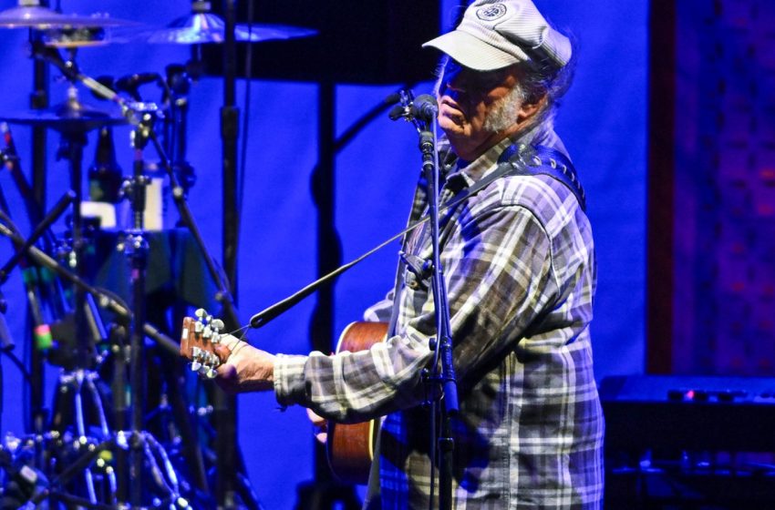  Neil Young Cancels All 2026 Concert Dates