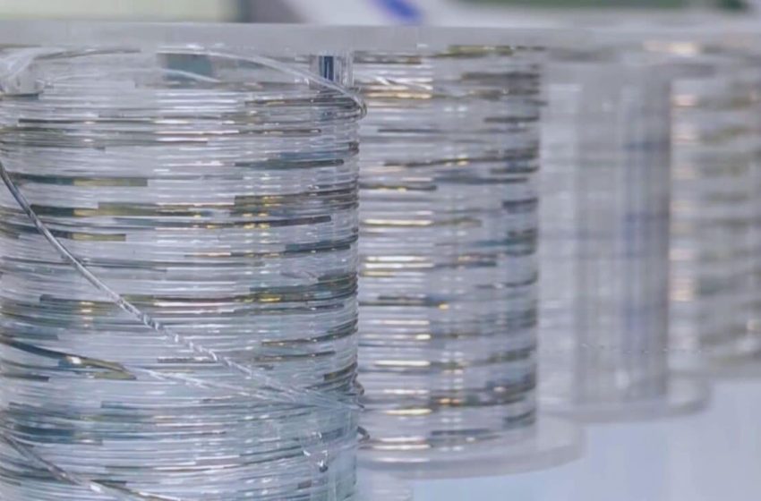  They Hid an Entire Circuit Inside a Thread Thinner Than a Hair and It Actually Works