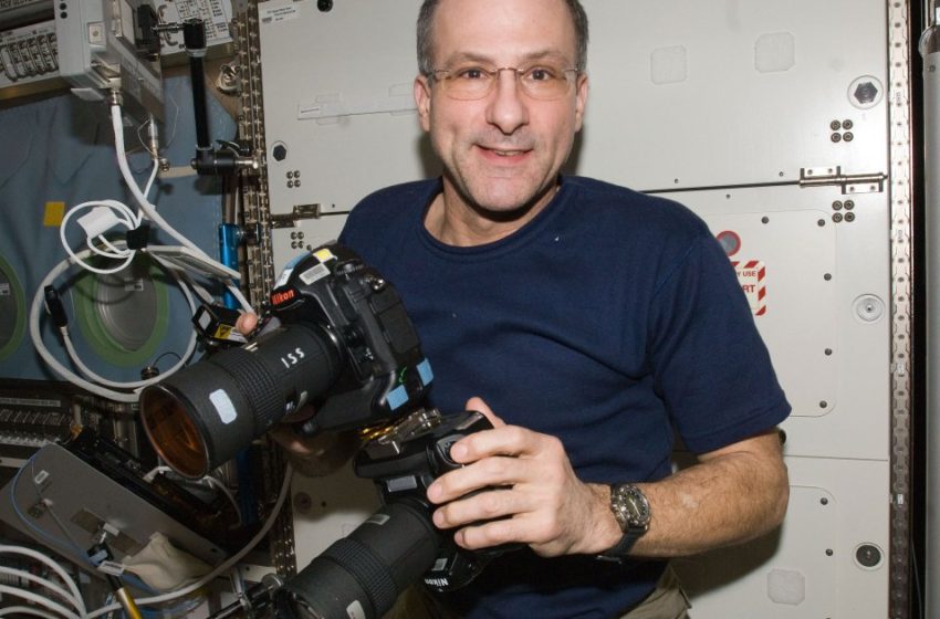  Reddit Mod Deleted Breathtaking Photo Taken by NASA Astronaut From Space Because It Was “Blurry”