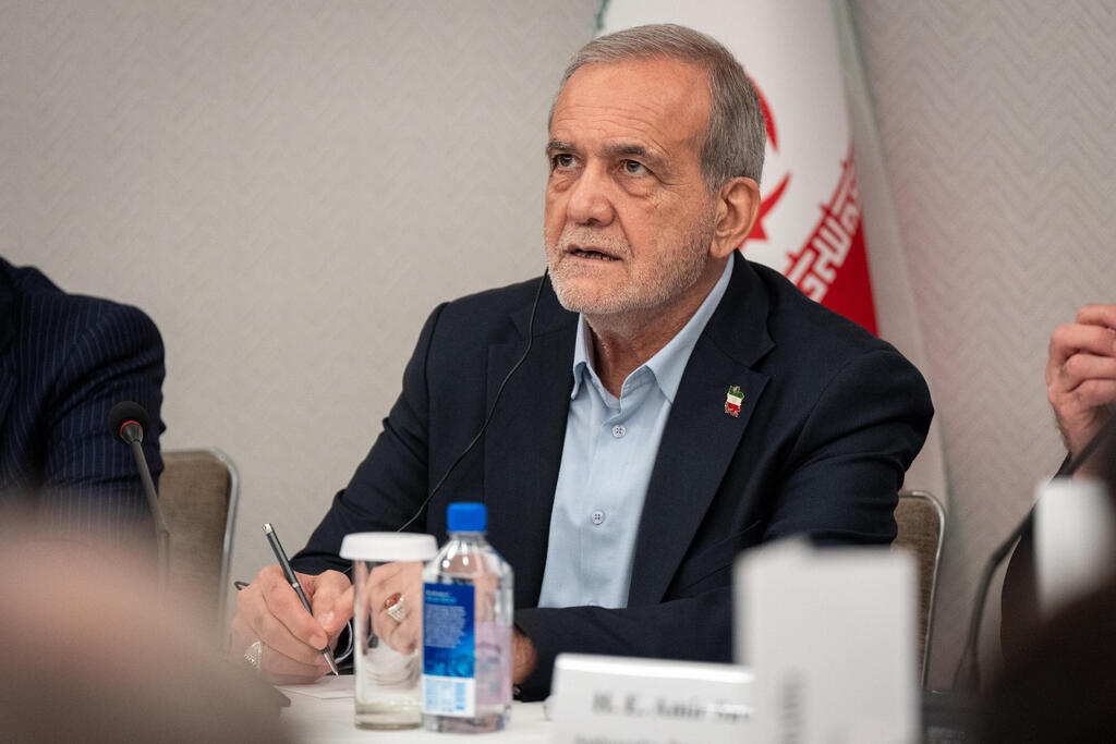 Photo: AP Photo/Angelina Katsanis מסעוד פזשכיאן בתדרוך עיתונאים בניו יורק