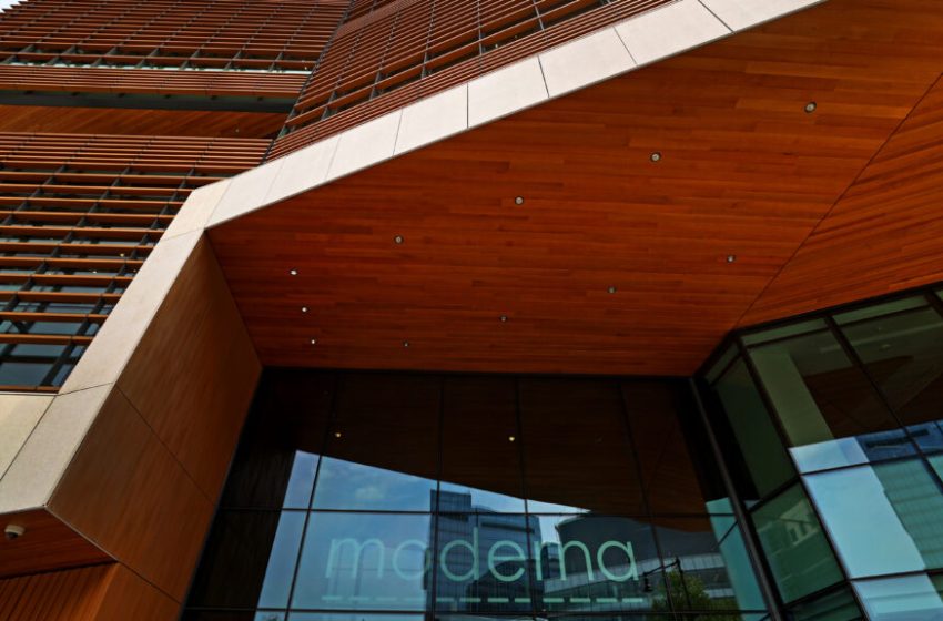  Moderna’s president weighs in on FDA’s decision not to review its flu vaccine