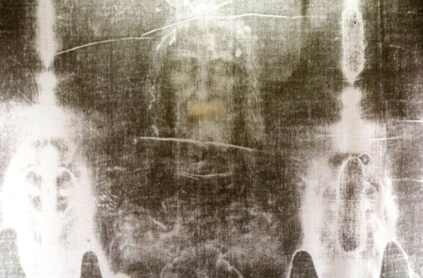  For Centuries the Shroud of Turin Was Called Jesus’ Image, But a New Study Says It May Be No Man at All