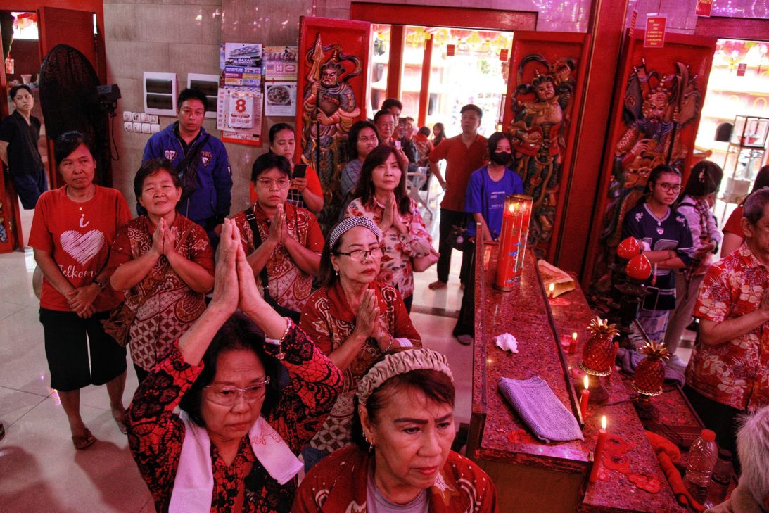 During the Lunar New Year period, many people visit temples and make offerings.