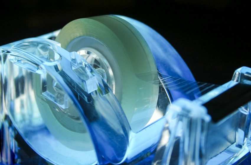  Physicists Finally Reveal Why Sticky Tape ‘Screams’ When You Peel It : ScienceAlert