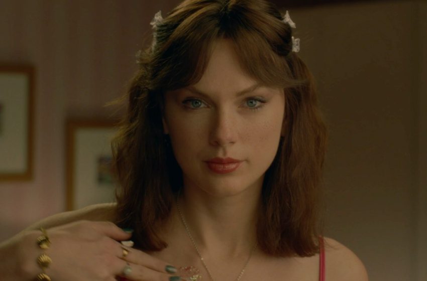  Taylor Swift’s ‘Opalite’ Hits No. 1 on Hot 100