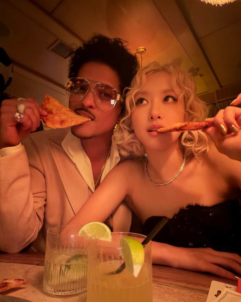 Bruno Mars and Rosé snack on some pizza after the Grammys.