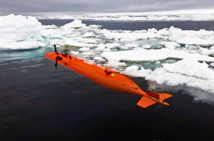 Submarine Disappears Beneath Antarctic Ice After Spotting Bizarre Structures No Scientist Has Seen Before