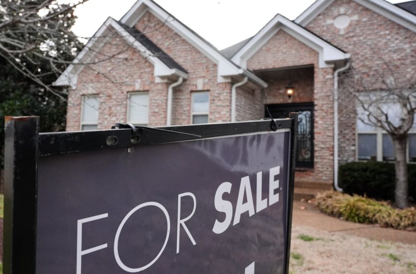  Mortgage rates fall below 6% for the first time in years : NPR