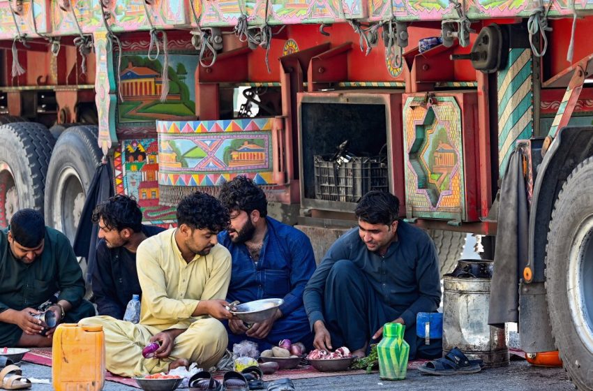  Pakistan-Afghanistan border closures paralyze trade along a key route : NPR