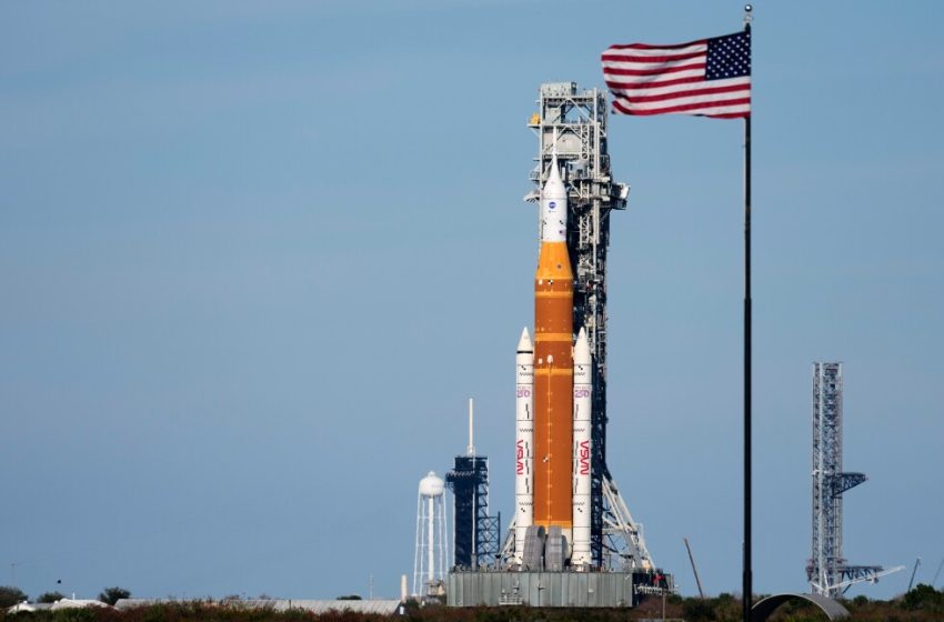 NASA moves Artemis moon rocket off the launch pad