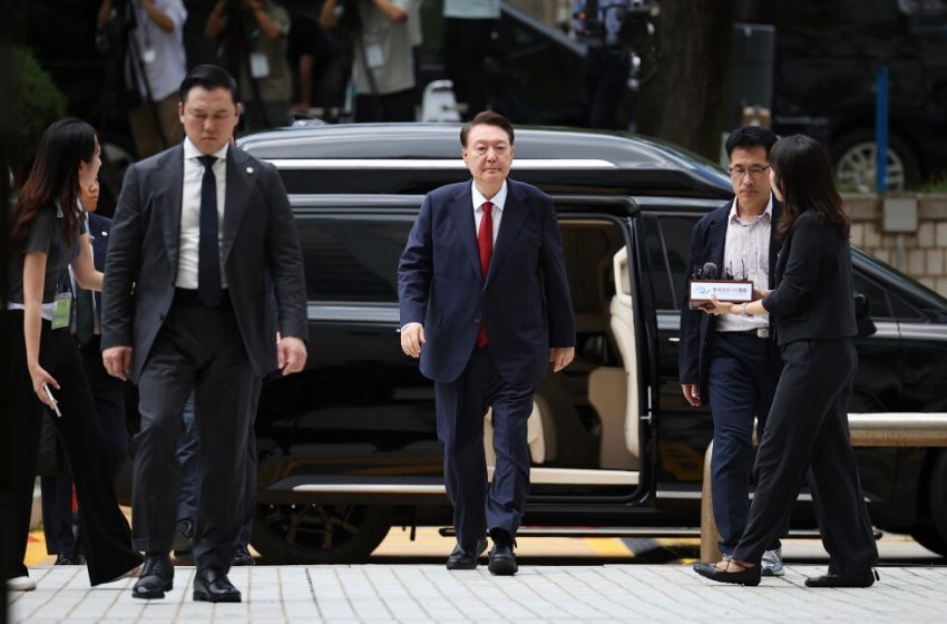  Former South Korean President Yoon receives life sentence for imposing martial law