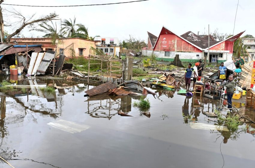  Tropical cyclone hits Madagascar, killing at least 31