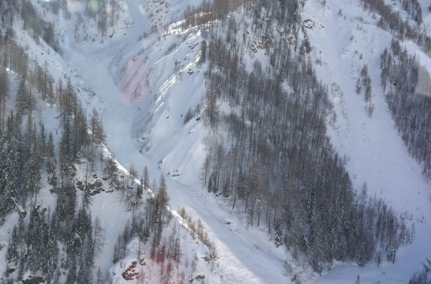  Off-trail avalanche claims lives of 2 skiers on Mont Blanc