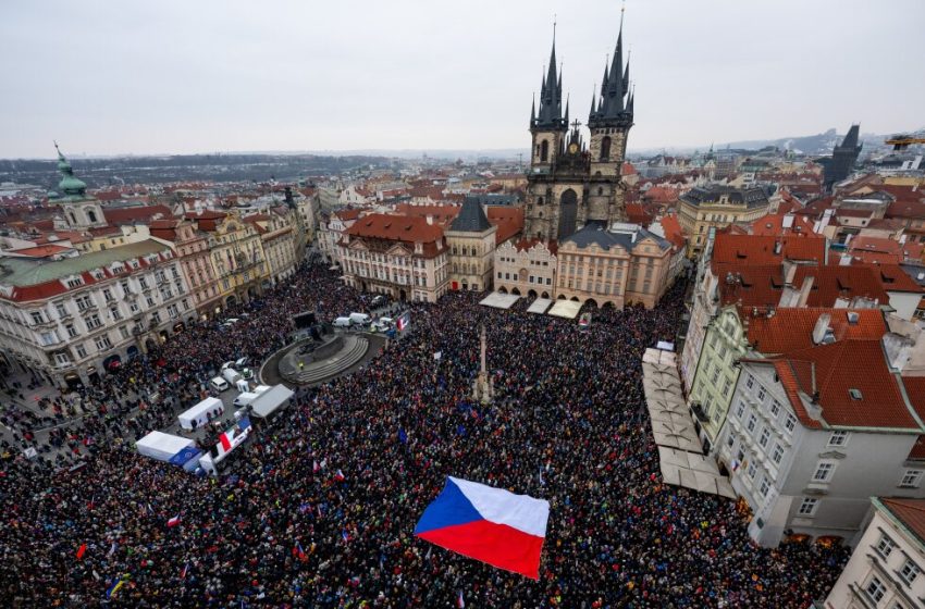  Czechs rally in support of President Petr Pavel over foreign minister dispute
