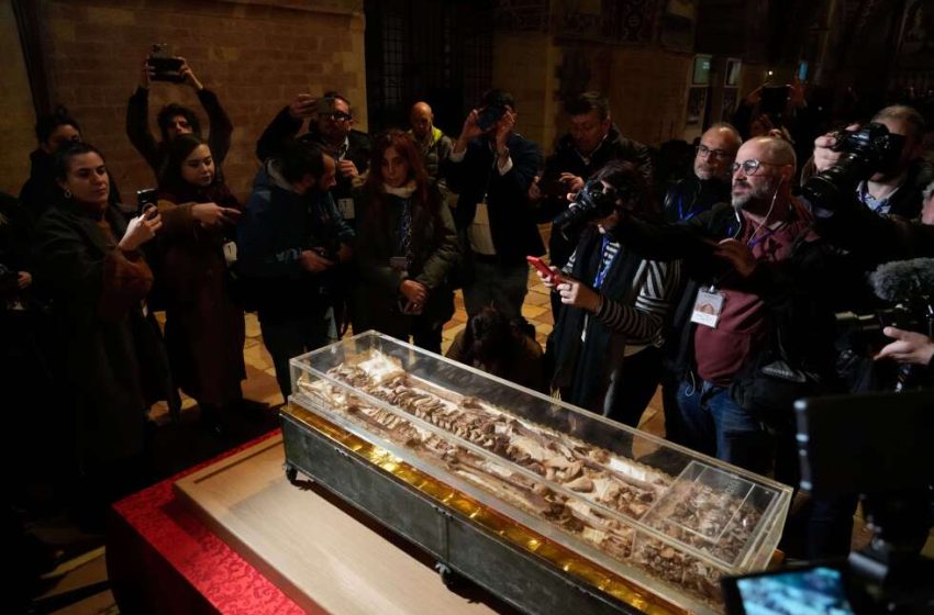  St. Francis’ relics on display in Assisi draw 400,000 pilgrims