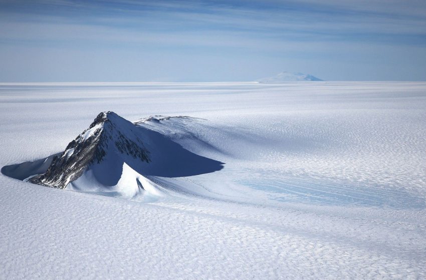  Antarctica’s ‘gravity hole’ reveals the evolution of Earth’s deep interior